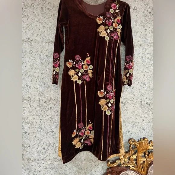 Indian Pakistani 2 Pieces Velvet Suit | Color: Red/Tan | Size: M | Pm-41079578's Closet Indian Pakistani 2 Pieces Velvet Suit | Color: Red/Tan | Size: M | Pm-41079578's Closet
